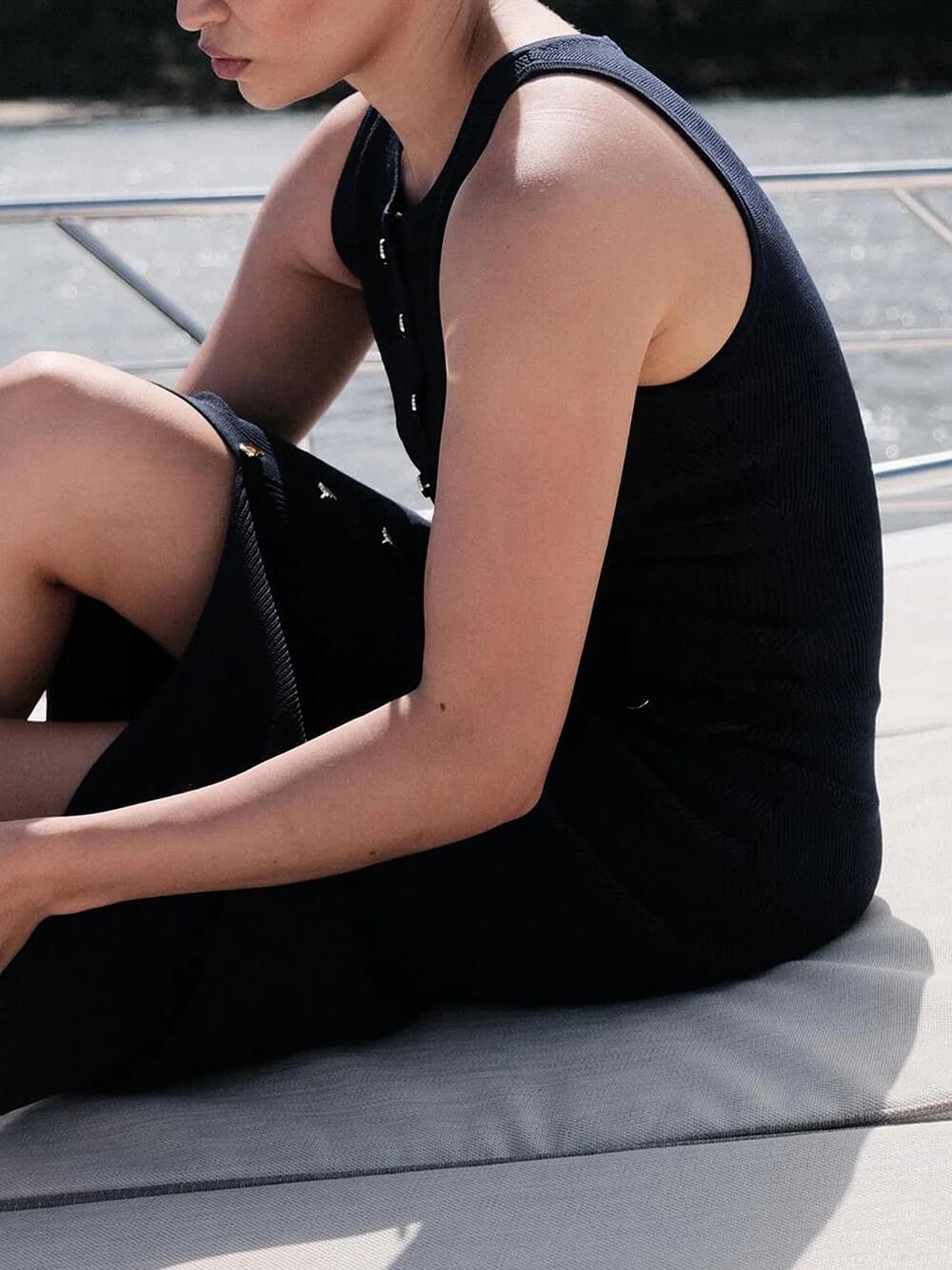 Aurohaya Elegant Crew Neck Buttoned Sleeveless Knit Midi Dress