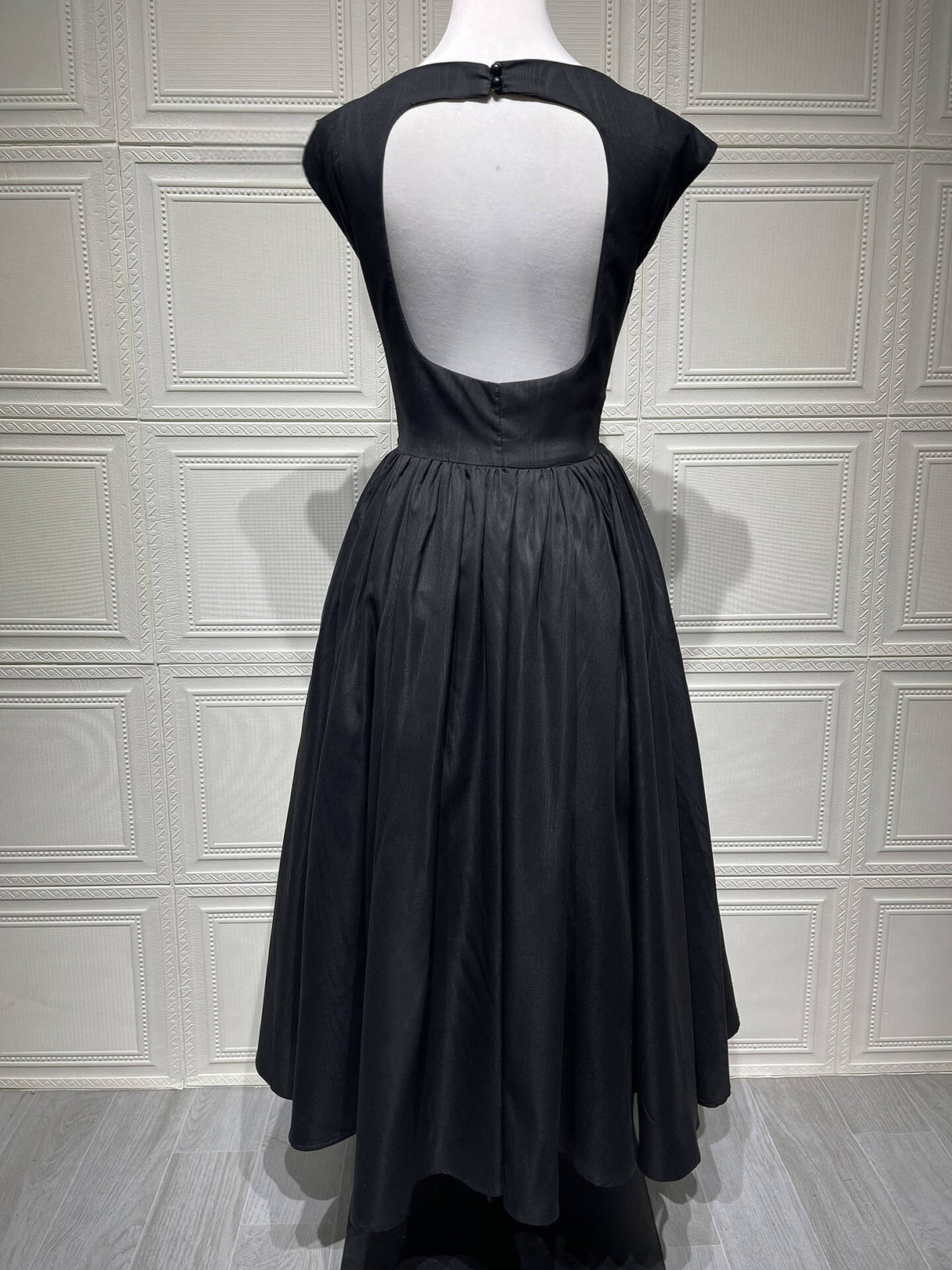 Aurohaya Pauline Round Neck Sleeveless Midi Dress