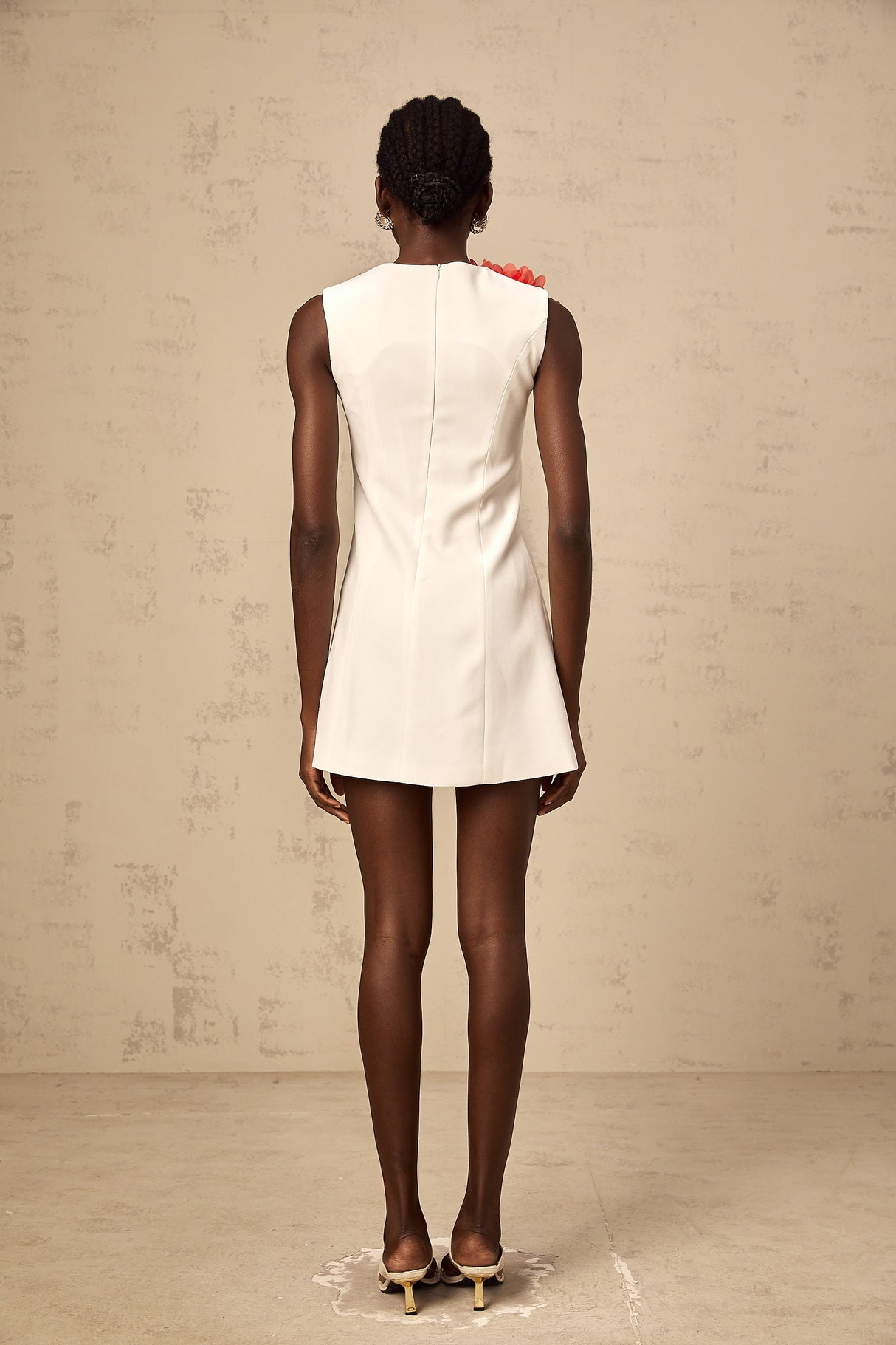 Aurohaya Véronique white 3d-petal sleeveless mini dress