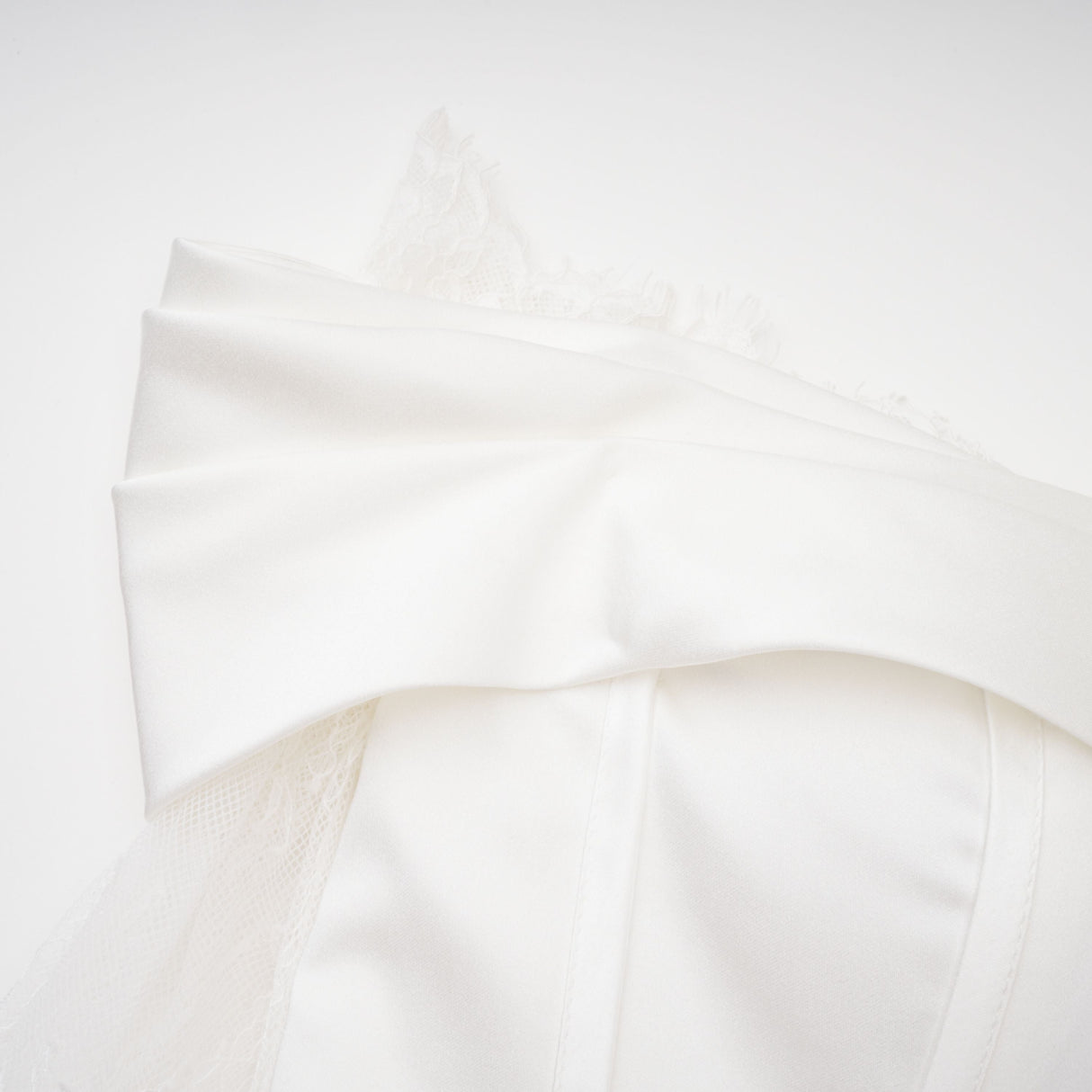 Aurohaya Víctor White Off-Shoulder Lace Panel Maxi Dress