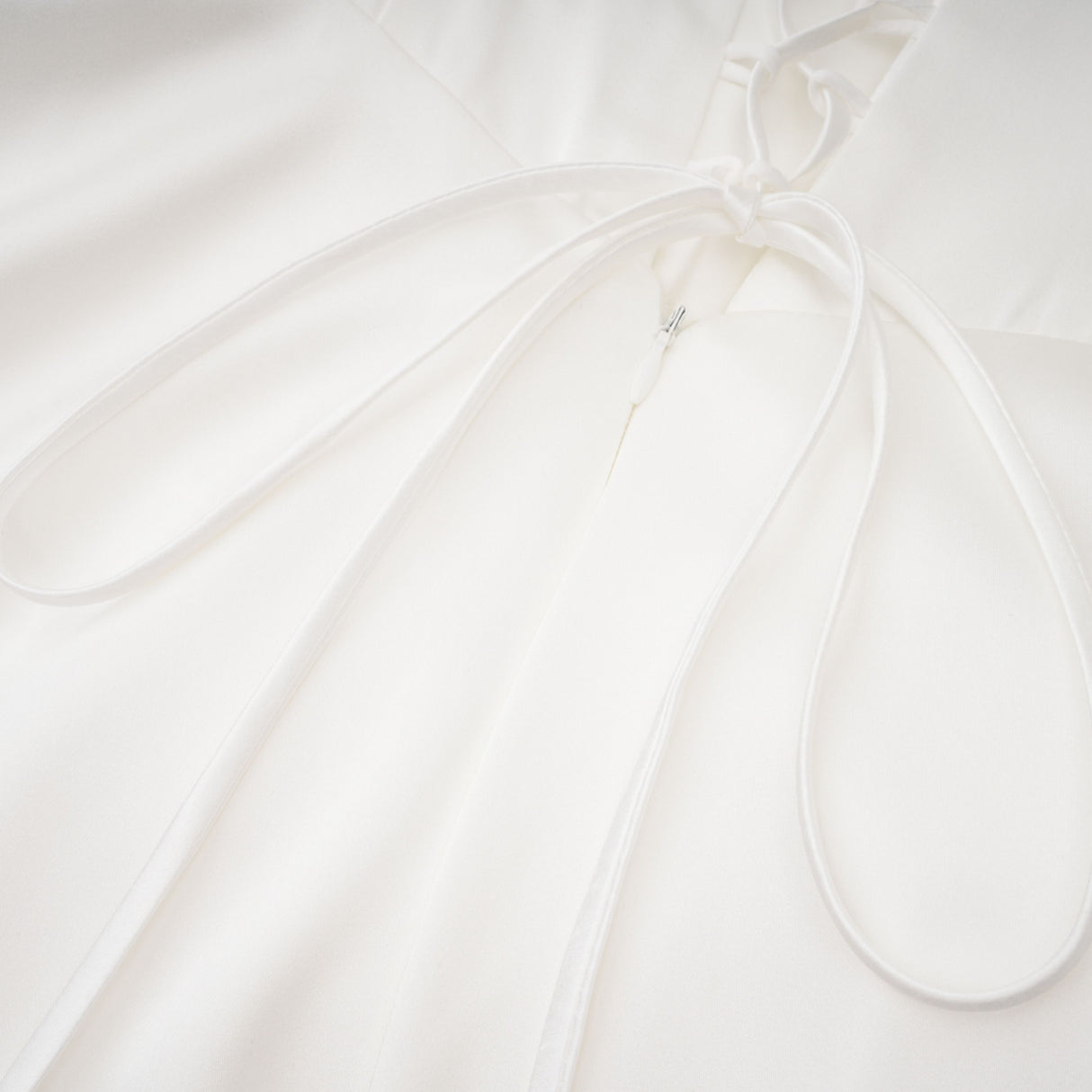 Aurohaya Víctor White Off-Shoulder Lace Panel Maxi Dress
