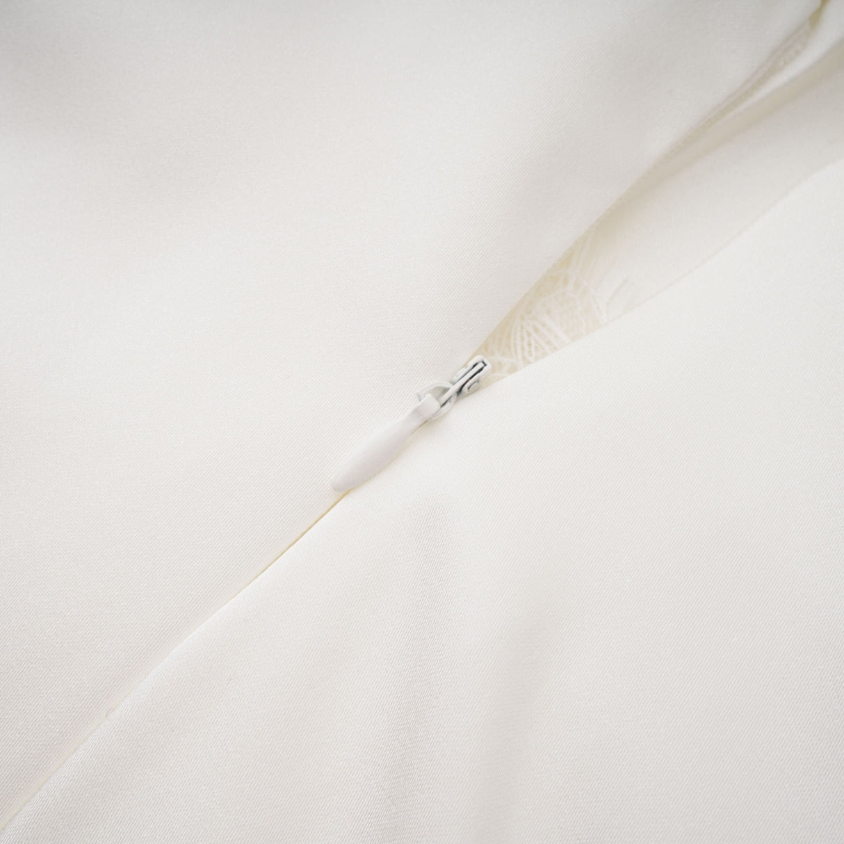 Aurohaya Víctor White Off-Shoulder Lace Panel Maxi Dress