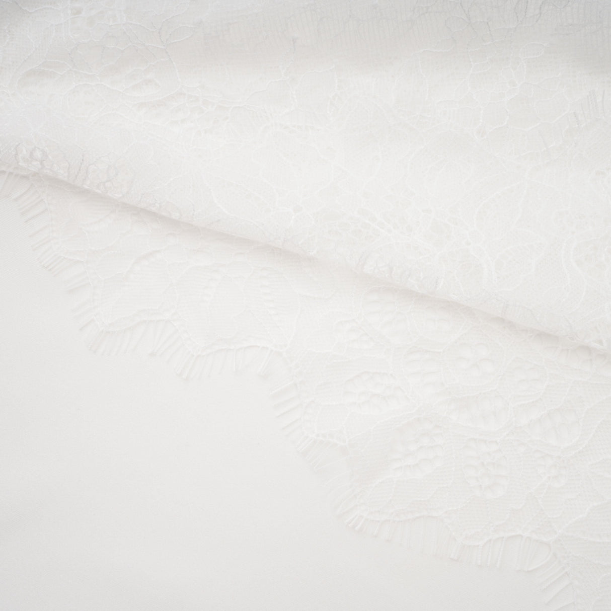 Aurohaya Víctor White Off-Shoulder Lace Panel Maxi Dress