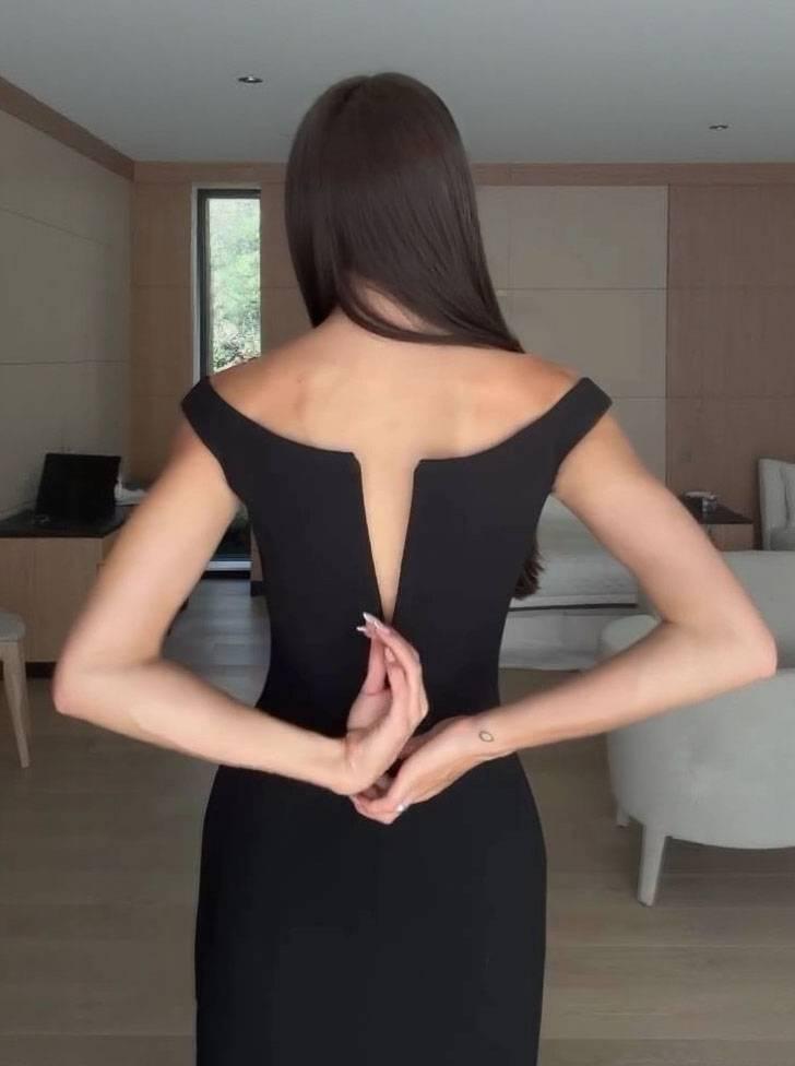 Aurohaya Minimalist V-Neck Slim-Fit Maxi Dress