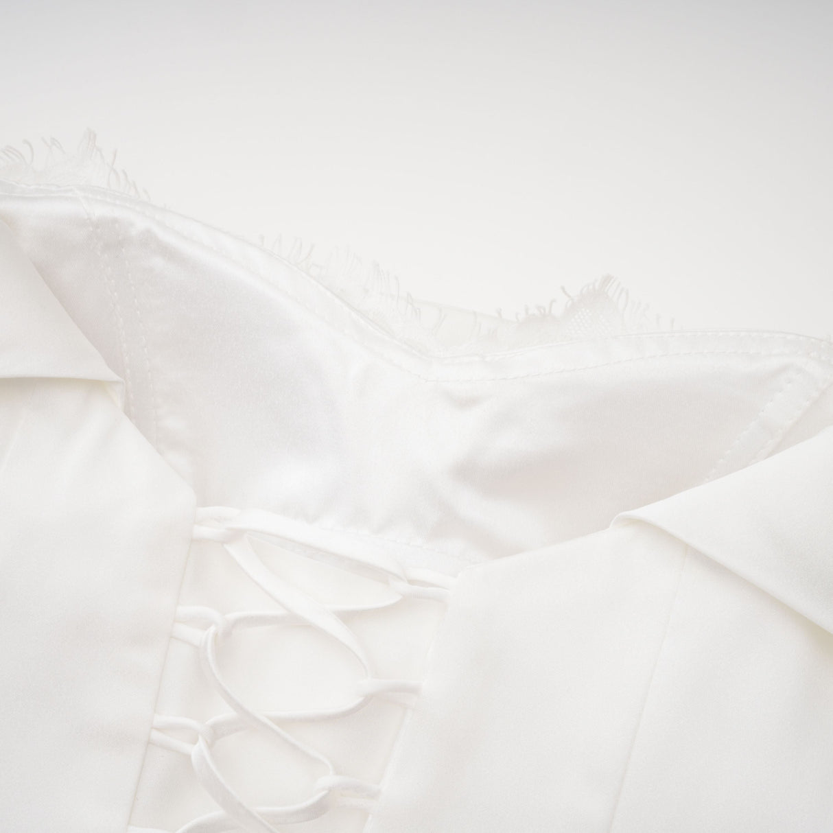 Aurohaya Víctor White Off-Shoulder Lace Panel Maxi Dress