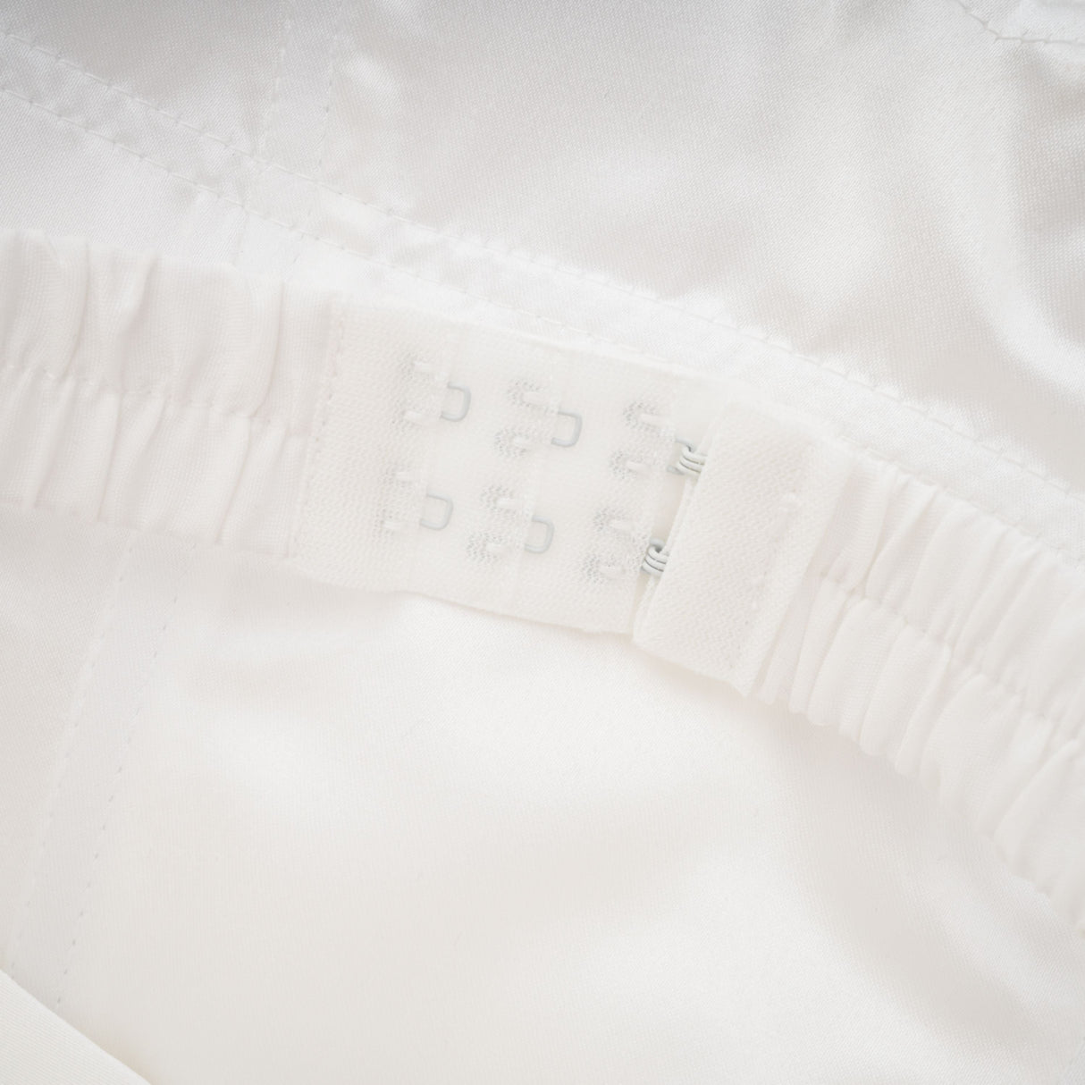 Aurohaya Víctor White Off-Shoulder Lace Panel Maxi Dress